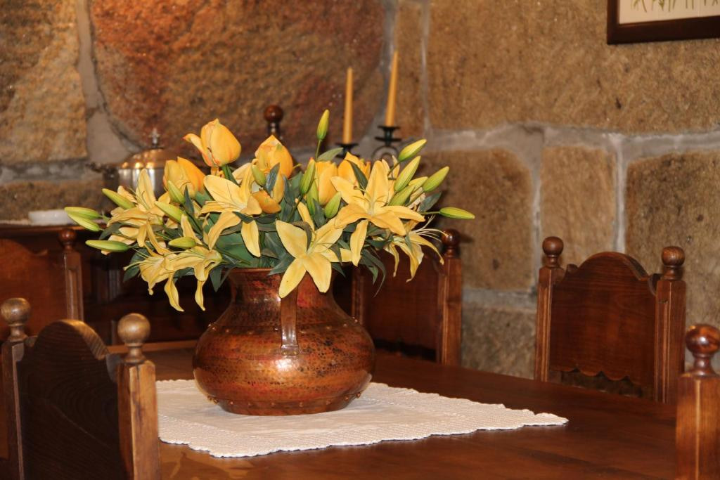 Mesa de jantar de madeira